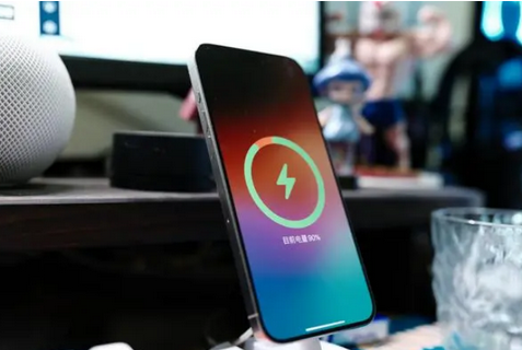 垣曲苹果15换屏服务分享用什么充电器给iPhone15充电更好 
